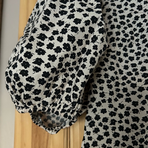 Printed Puff Sleeved Top - Picture 3 of 3